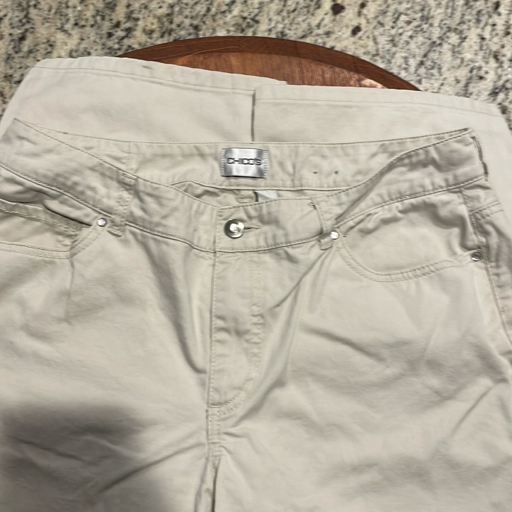 Chicos 5 pkt cotton pant. Embellished back pockets & button front. Preworn-GUC.